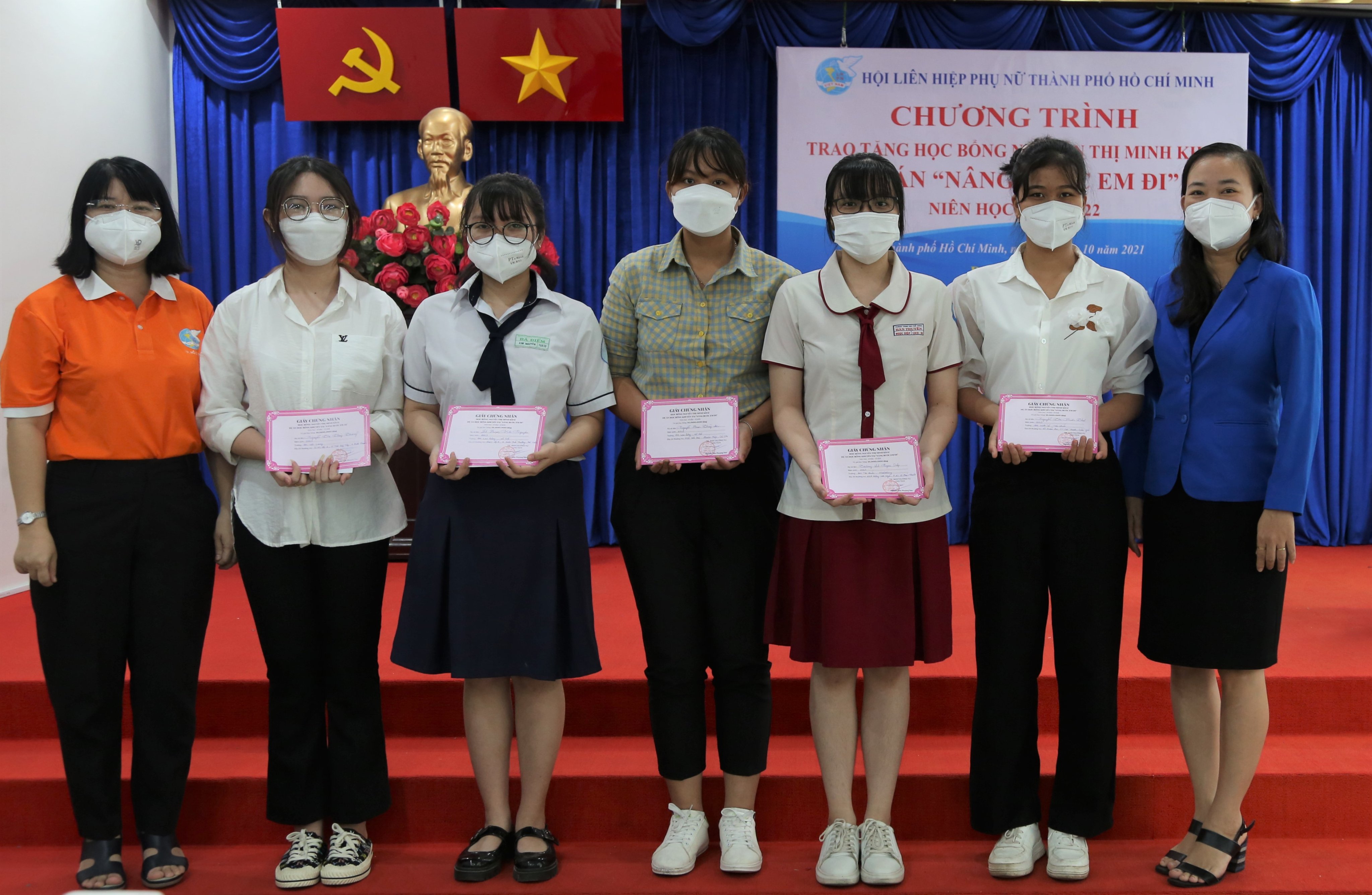 EVNHCMC thắp sáng ước mơ cho sinh viên hiếu học