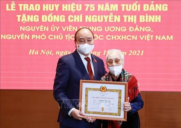 Nguyên Phó Chủ tịch nước Nguyễn Thị Bình nhận Huy hiệu 75 năm tuổi Đảng
