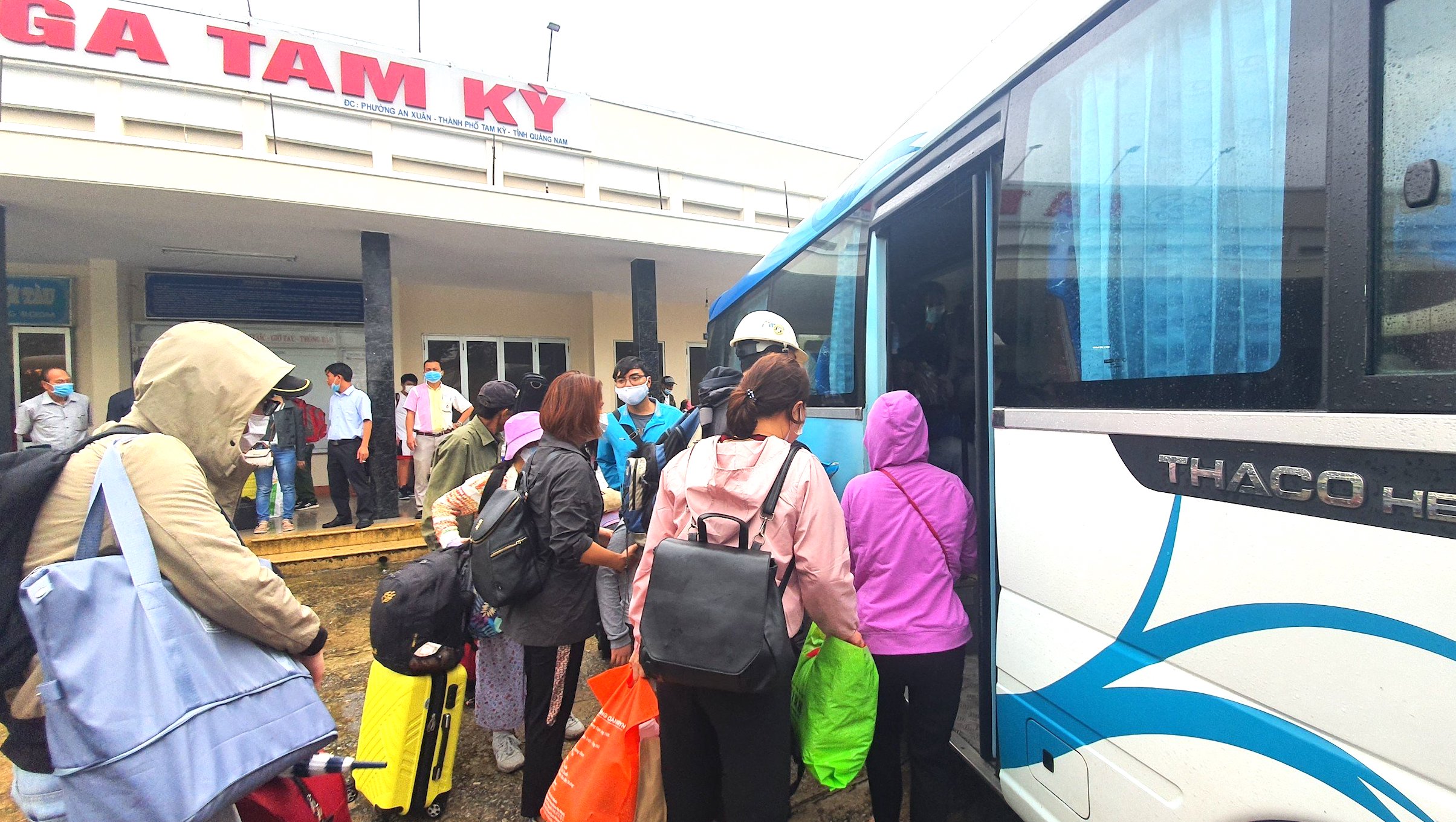 Gần 600 hành khách mắc kẹt tại Quảng Nam và Quảng Ngãi được tiếp tục hành trình