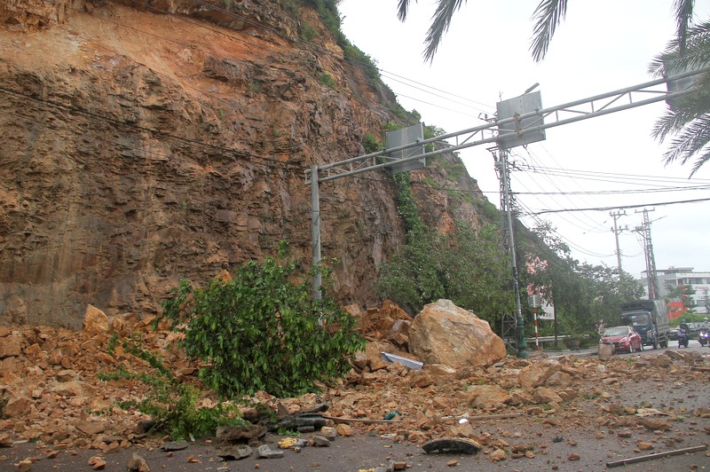 TP Quy Nhơn Bình Định  Sạt lở núi làm 3 người bị thương
