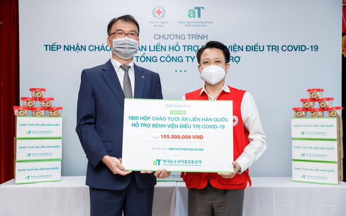 Doanh nghiệp Hàn Quốc tặng 1 800 phần quà cho bệnh nhân COVID-19 tại Hà Nội