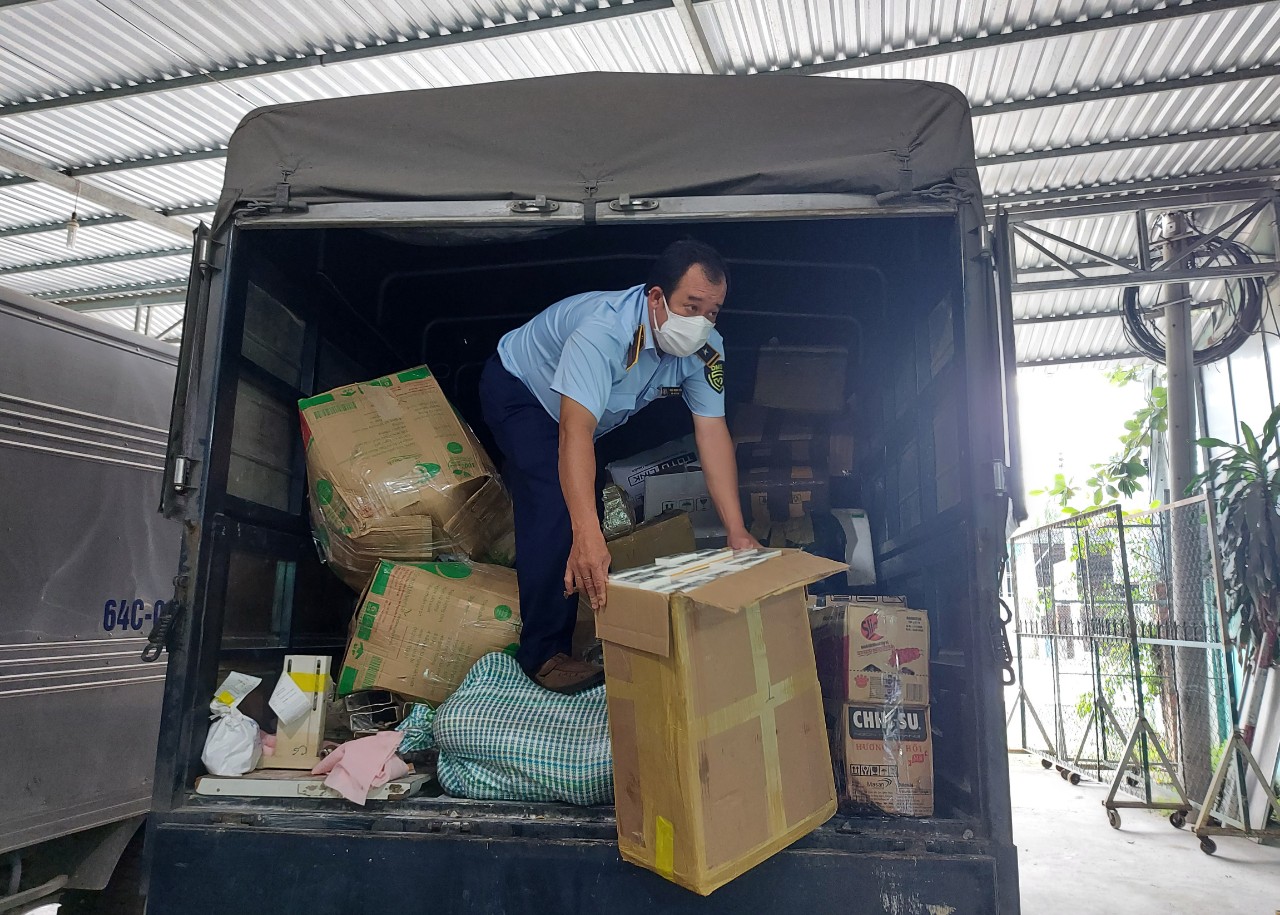 Vĩnh Long Kiểm tra, thu giữ trên 2 000 bao thuốc lá điếu nhập lậu