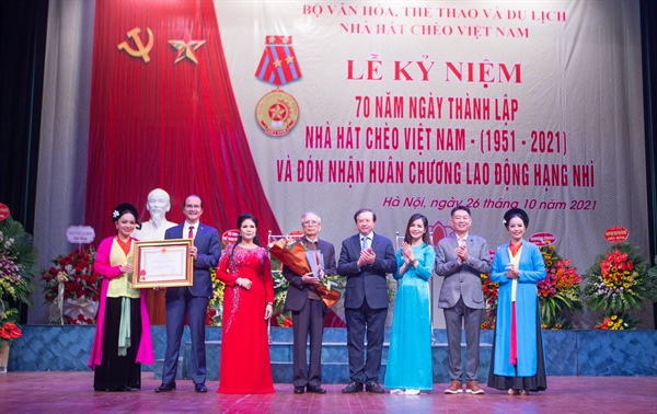 Nhà hát Chèo Việt Nam đón nhận Huân chương Lao động hạng Nhì