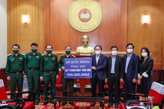 Bộ Quốc phòng ủng hộ 500 triệu đồng vào Quỹ “Vì người nghèo”