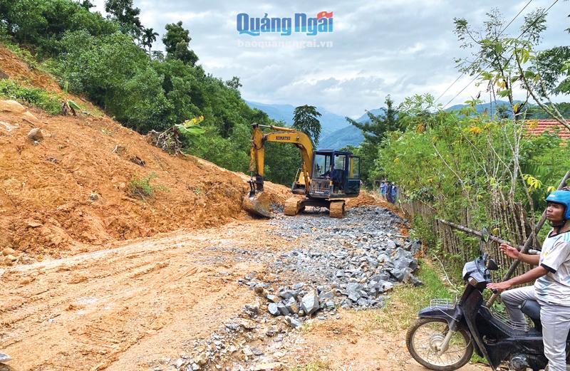 Mưa lũ gây sạt lở tại nhiều vị trí giao thông, bờ biển, bờ sông