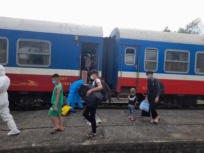 Hành khách phải kê khai thông tin trước khi lên tàu