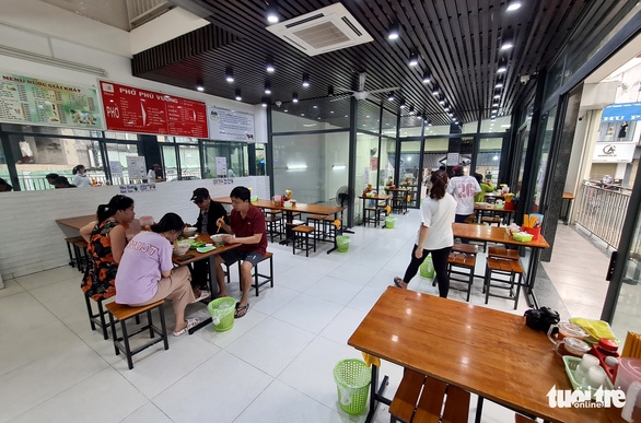 TP Hồ Chí Minh ngày đầu mở lại dịch vụ ăn uống tại chỗ