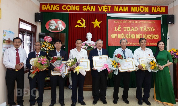 Bình Định Trao tặng 277 Huy hiệu Đảng đợt 7 11
