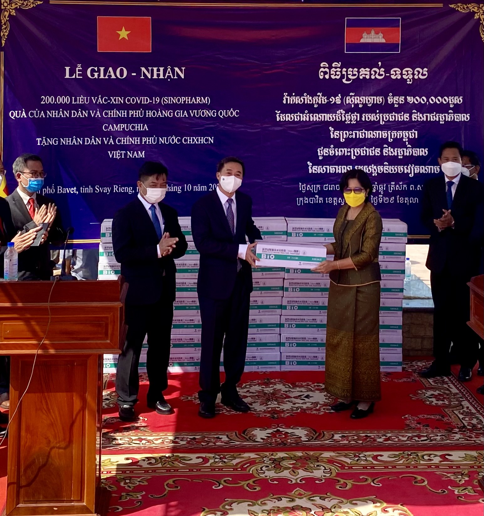 Campuchia trao tặng 200 000 liều vắc-xin cho Việt Nam