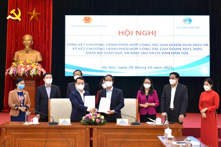 Ủy ban Dân tộc và Bộ Giáo dục và Đào tạo ký kết Chương trình phối hợp công tác giai đoạn 2021-2025