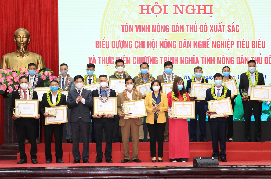 Hà Nội tôn vinh 18 nông dân xuất sắc, 18 chi hội Nông dân nghề nghiệp tiêu biểu