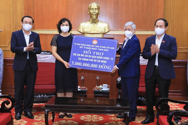 MTTQ Việt Nam trao 5 tỷ đồng hỗ trợ trẻ em mồ côi do dịch COVID-19 tại TP Hồ Chí Minh