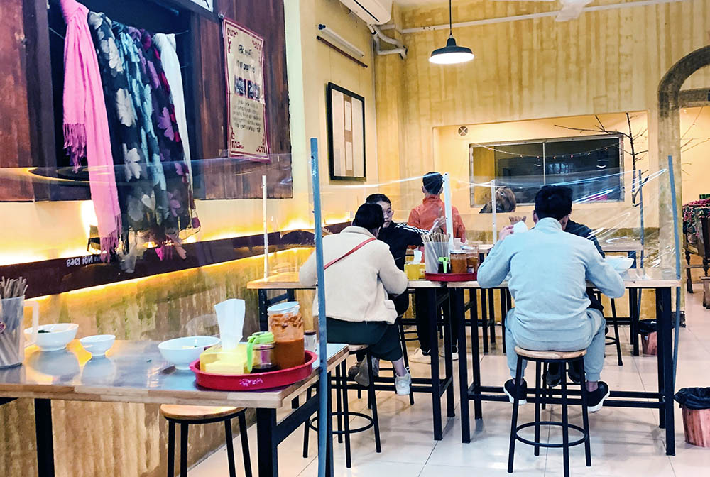 Hà Nội yêu cầu đóng cửa hàng ăn trước 21h, lễ cưới không tập trung quá 30 người