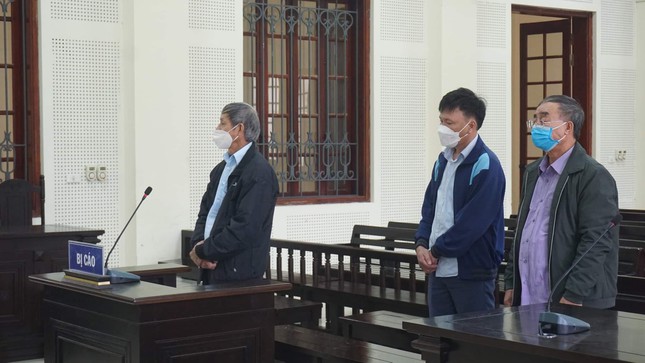 Tuyên án nhóm cán bộ xã lập khống hồ sơ để trục lợi tiền hỗ trợ thiên tai