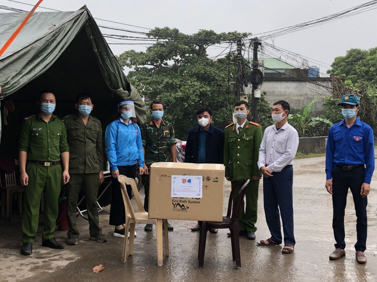 Tiền Hải Trao tặng khẩu trang y tế, mũ chắn giọt bắn và tai đeo khẩu trang cho xã Đông Quý