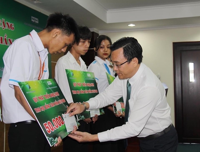 Đại học Quốc gia TP Hồ Chí Minh trao học bổng toàn phần cho sinh viên đặc biệt khó khăn