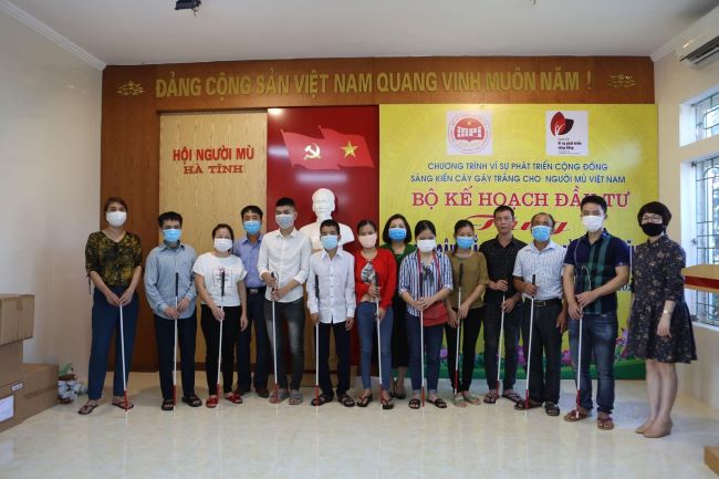 Bộ Kế hoạch và Đầu tư trao tặng “Gậy trắng cho người mù”