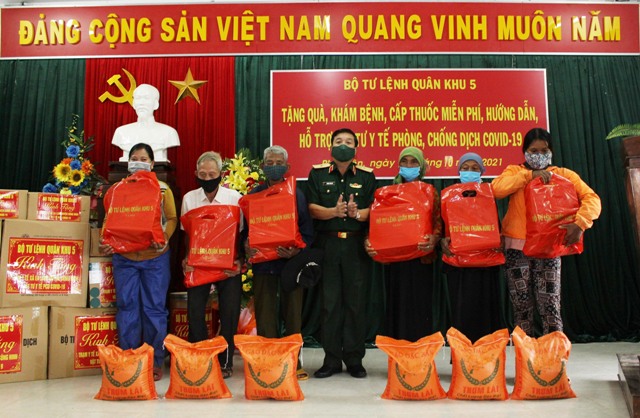 Ở đâu dân khó ở đó có bộ đội