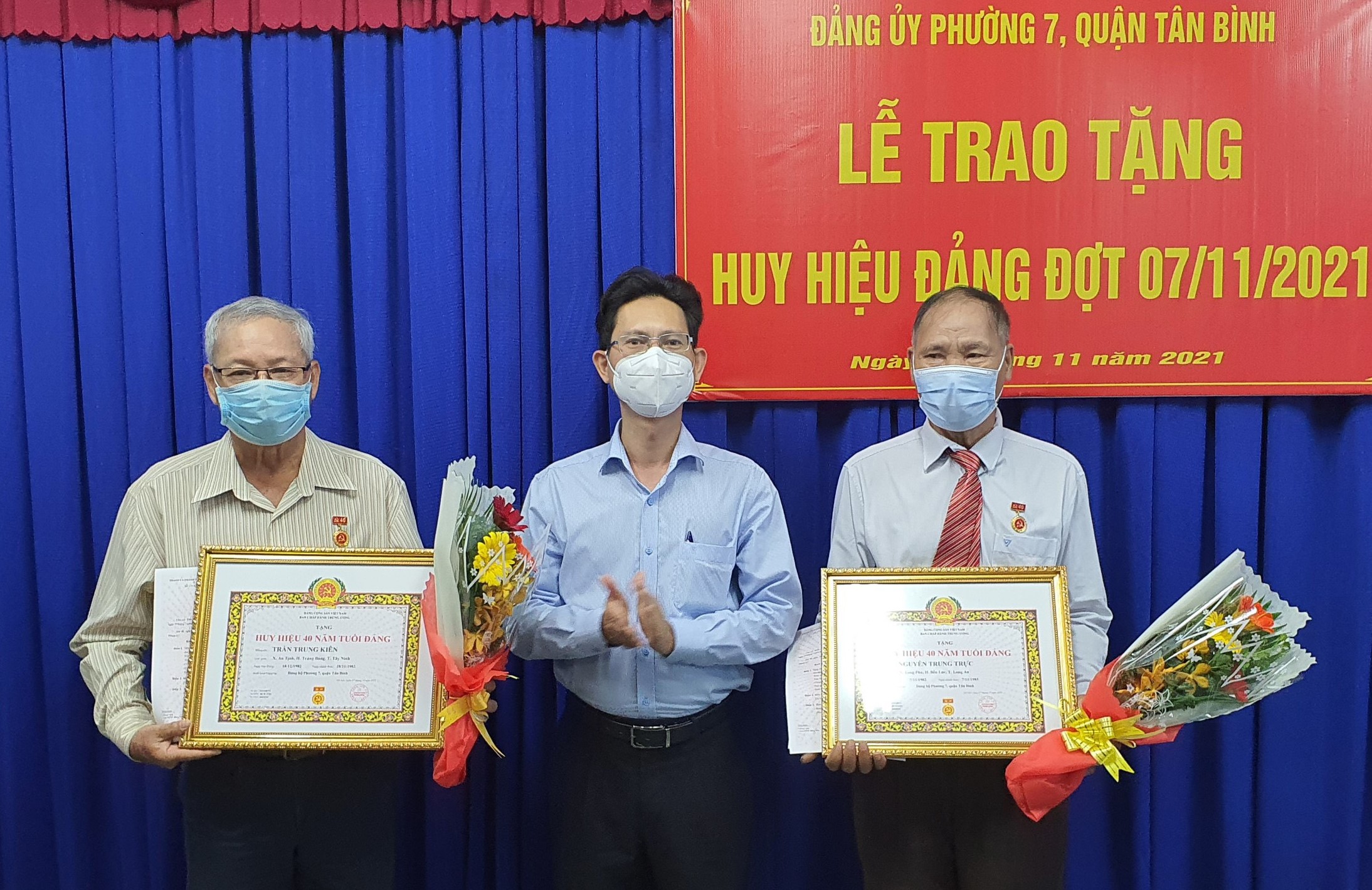 Trao Huy hiệu Đảng nhân kỷ niệm 104 năm Cách mạng Tháng Mười Nga