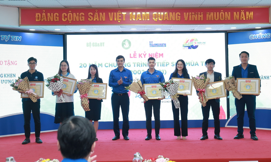 Tiếp sức mùa thi - trải nghiệm để cống hiến và trưởng thành