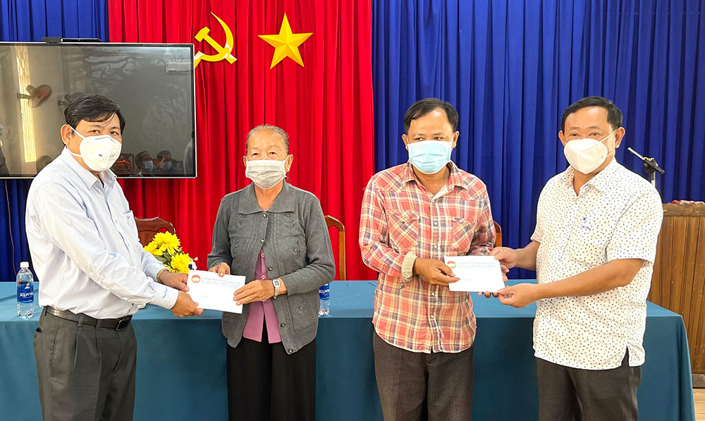 An Giang Hỗ trợ người dân có nhà bị giông lốc ở huyện An Phú