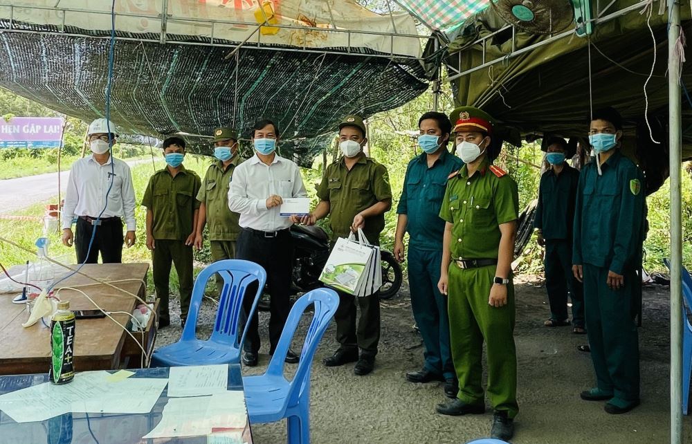 Công ty Điện lực Bến Tre thăm hỏi, tặng quà lực lượng tuyến đầu chống dịch