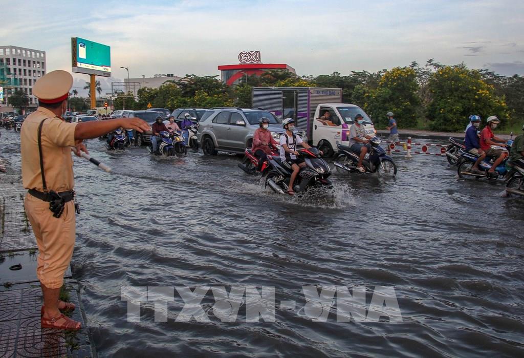 Cần Thơ Triều cường xấp xỉ báo động III gây ngập nhiều tuyến đường
