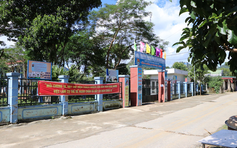 Hàng nghìn giáo viên và học sinh liên quan đến các ca nhiễm Covid-19
