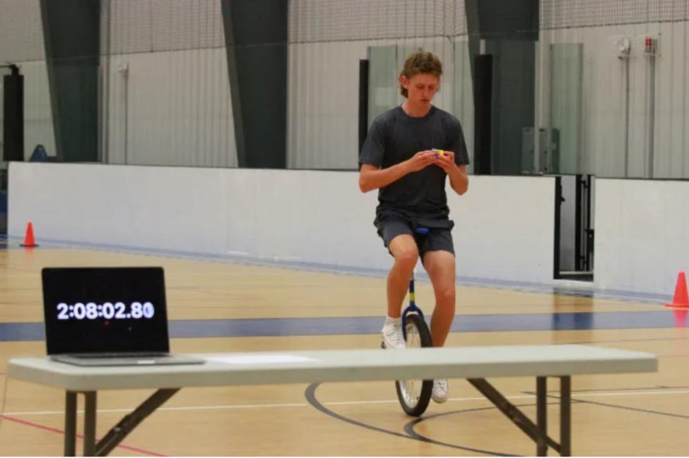 Giải 300 khối Rubik trên xe đạp 1 bánh