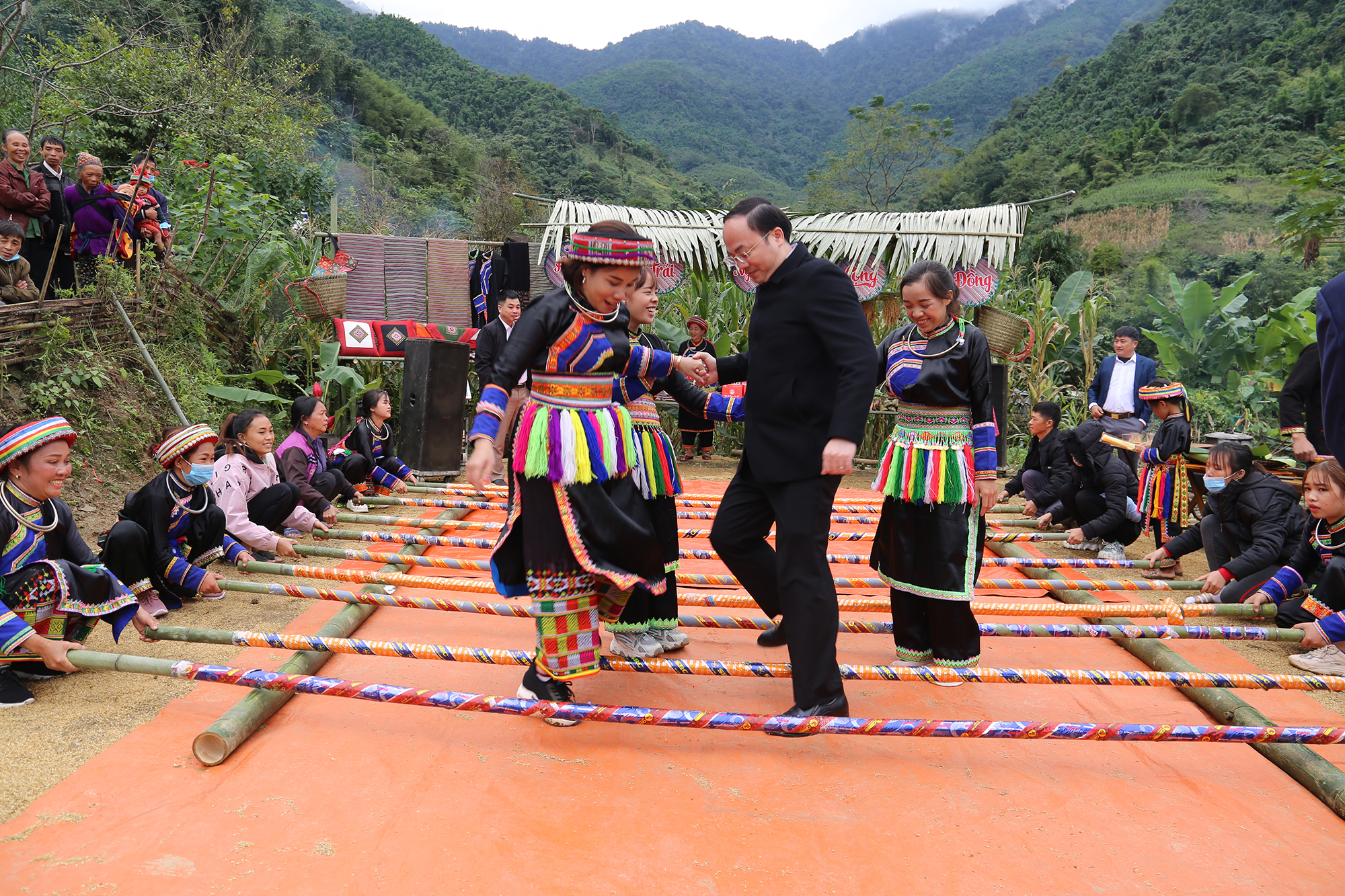 Lãnh đạo tỉnh Bắc Kạn dự Ngày hội đại đoàn kết dân tộc cùng bà con thôn Phiêng Phàng