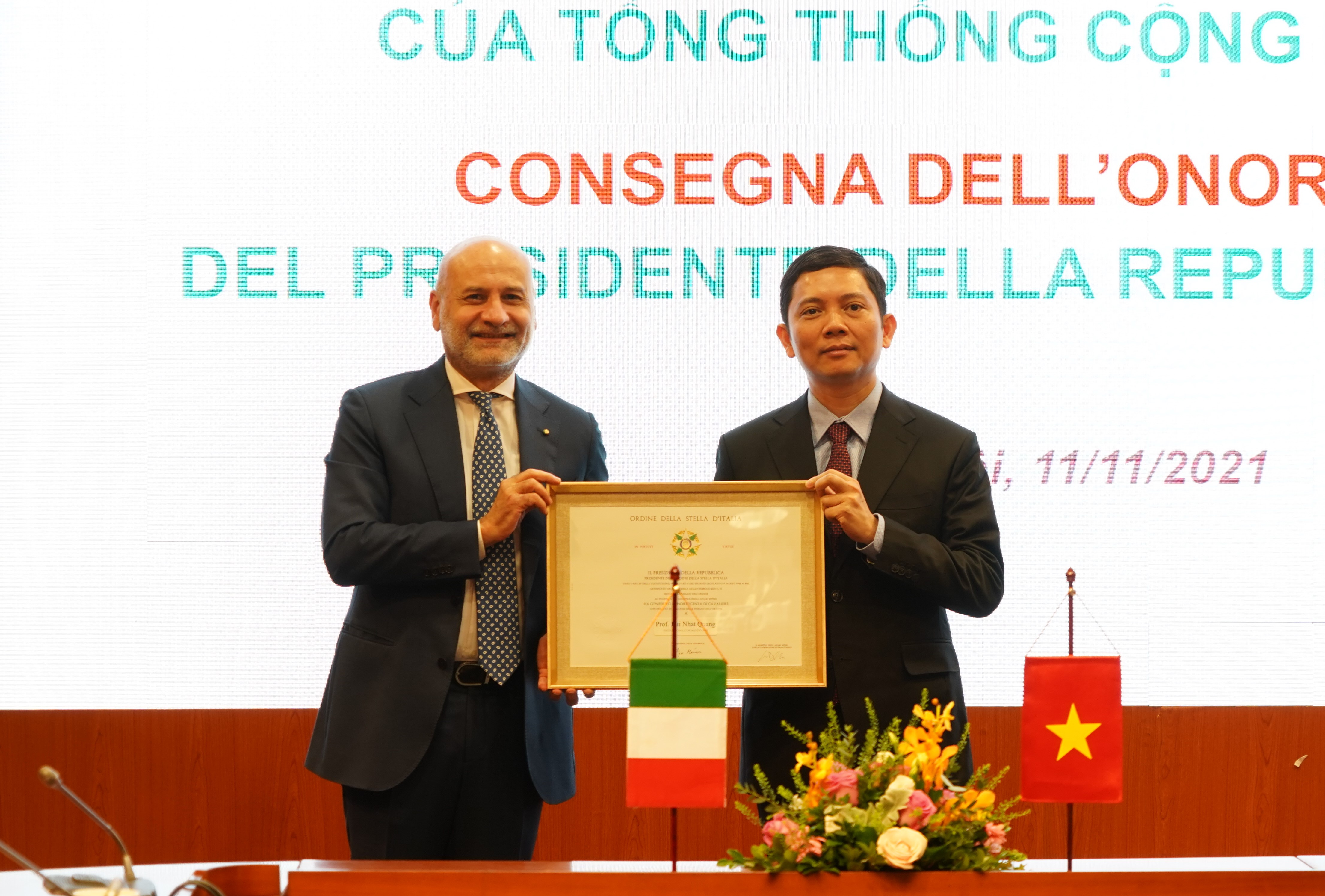 Trao Huân chương Công trạng của Tổng thống Italia cho PTS TS Bùi Nhật Quang