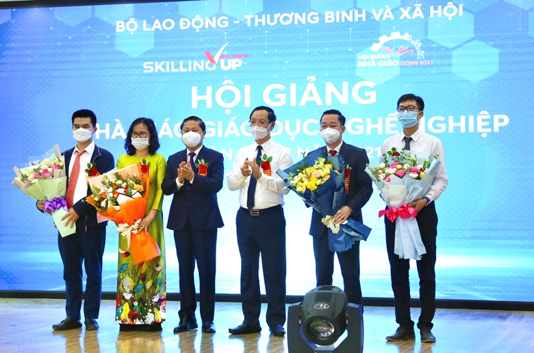 Hơn 400 nhà giáo giáo dục nghề nghiệp tranh tài tại hội giảng trực tuyến