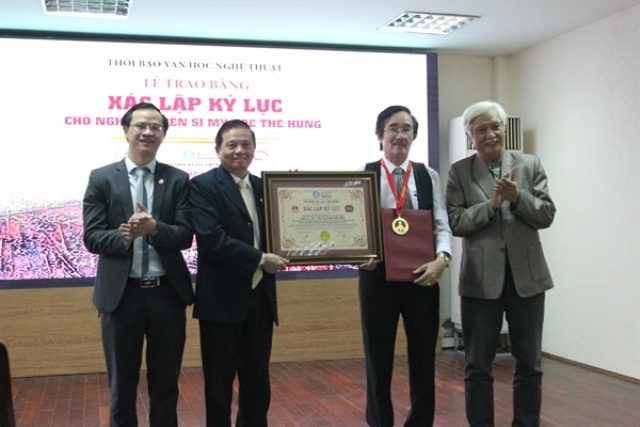 Trao Bằng xác lập kỷ lục cho Nghệ sỹ, Tiến sỹ Mỹ học Thế Hùng