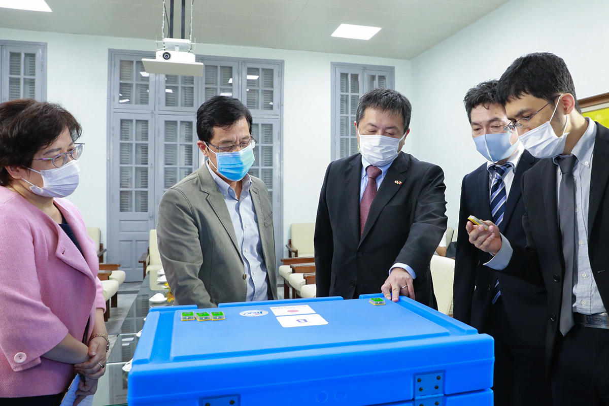 JICA trao tặng 1 600 hòm lạnh bảo quản vaccine cho Việt Nam