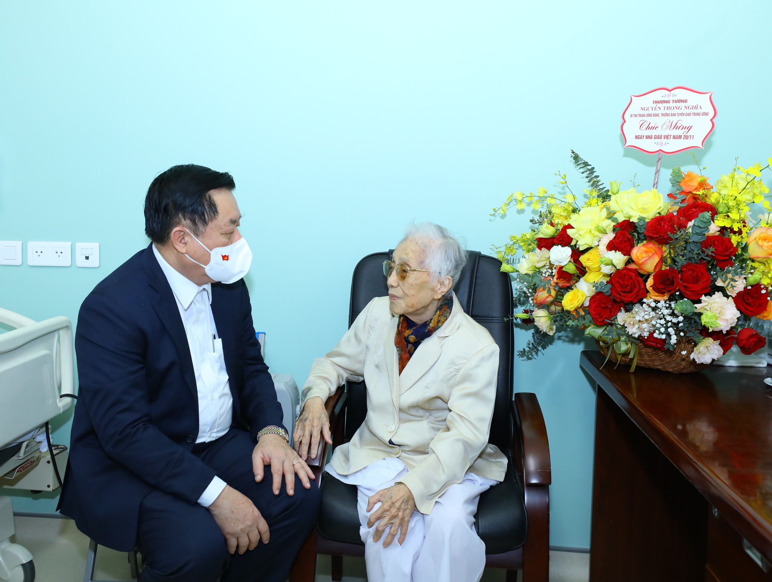 Trưởng Ban Tuyên giáo Trung ương thăm nguyên lãnh đạo ngành Giáo dục nhân dịp 20 11