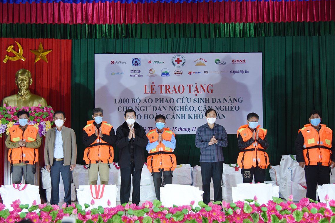 Trao tặng 15 000 bộ áo phao cứu sinh đa năng cho ngư dân nghèo