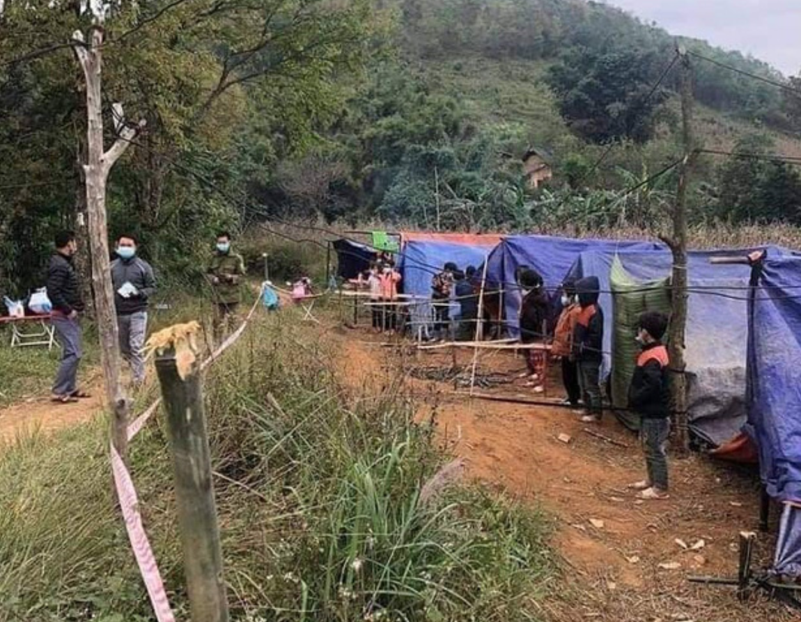 “Học sinh đứng trước lều tạm là để chờ xét nghiệm COVID-19”