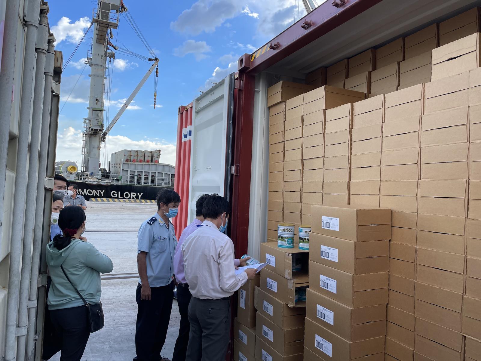 Thủ tục thông quan lô hàng 22 362 hộp sữa của Mặt trận Tổ quốc TP Hồ Chí Minh đã được hoàn tất