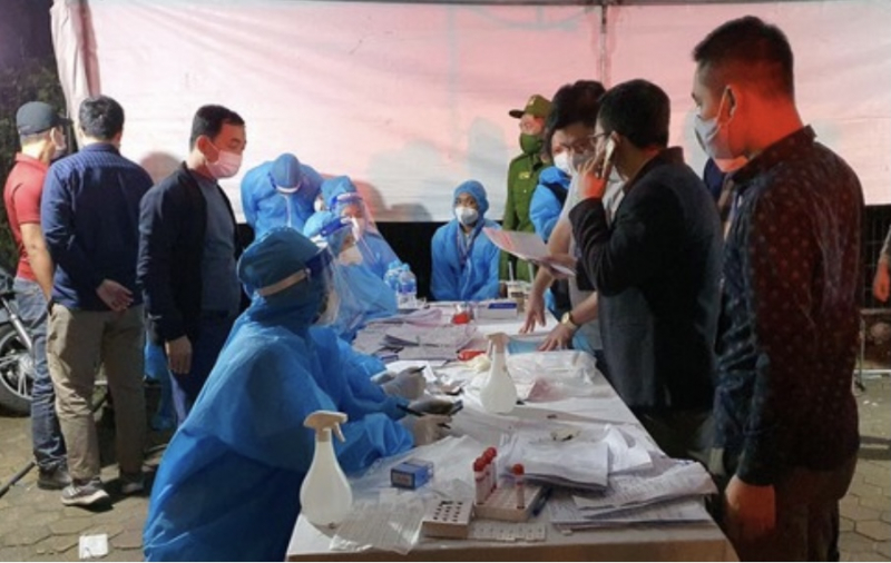 Làm và sử dụng giấy xét nghiệm COVID-19 giả vào xem bóng đá bị xử phạt thế nào