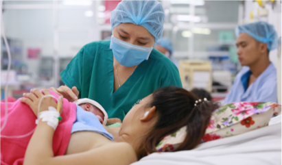 Bệnh viện thực hành nuôi con bằng sữa mẹ xuất sắc góp phần hỗ trợ trẻ sinh non được bú mẹ trực tiếp