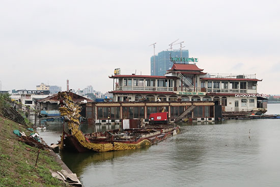 Tháo dỡ bãi tàu thuyền “phơi nắng, phơi sương” tại hồ Tây