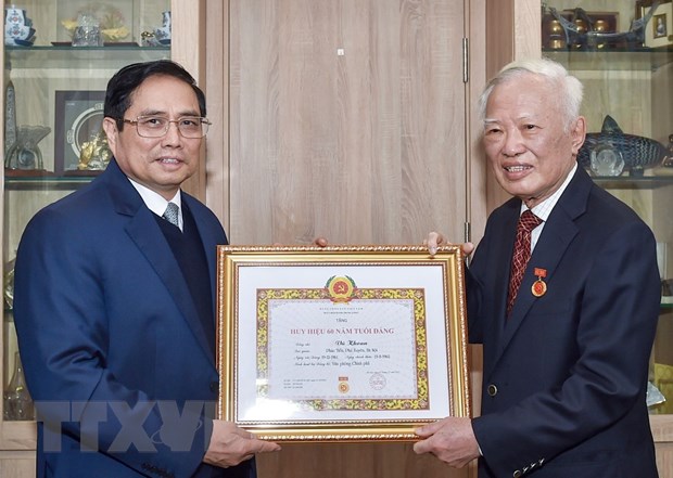 Thủ tướng Phạm Minh Chính trao tặng nguyên Phó Thủ tướng Vũ Khoan Huy hiệu 60 năm tuổi Đảng
