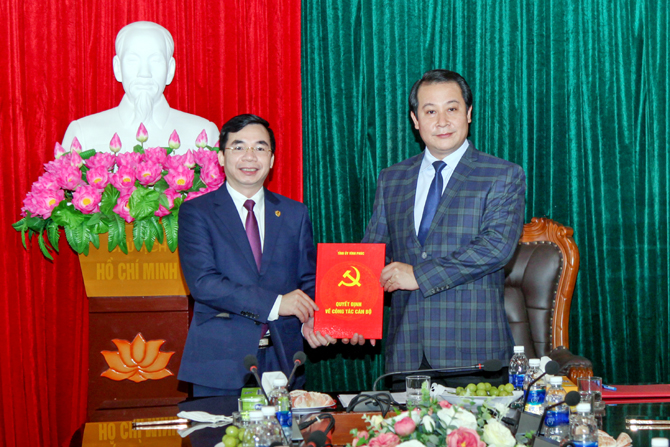 Trao quyết định Trưởng Ban Tuyên giáo Tỉnh ủy Vĩnh Phúc kiêm Hiệu trưởng Trường Chính trị tỉnh