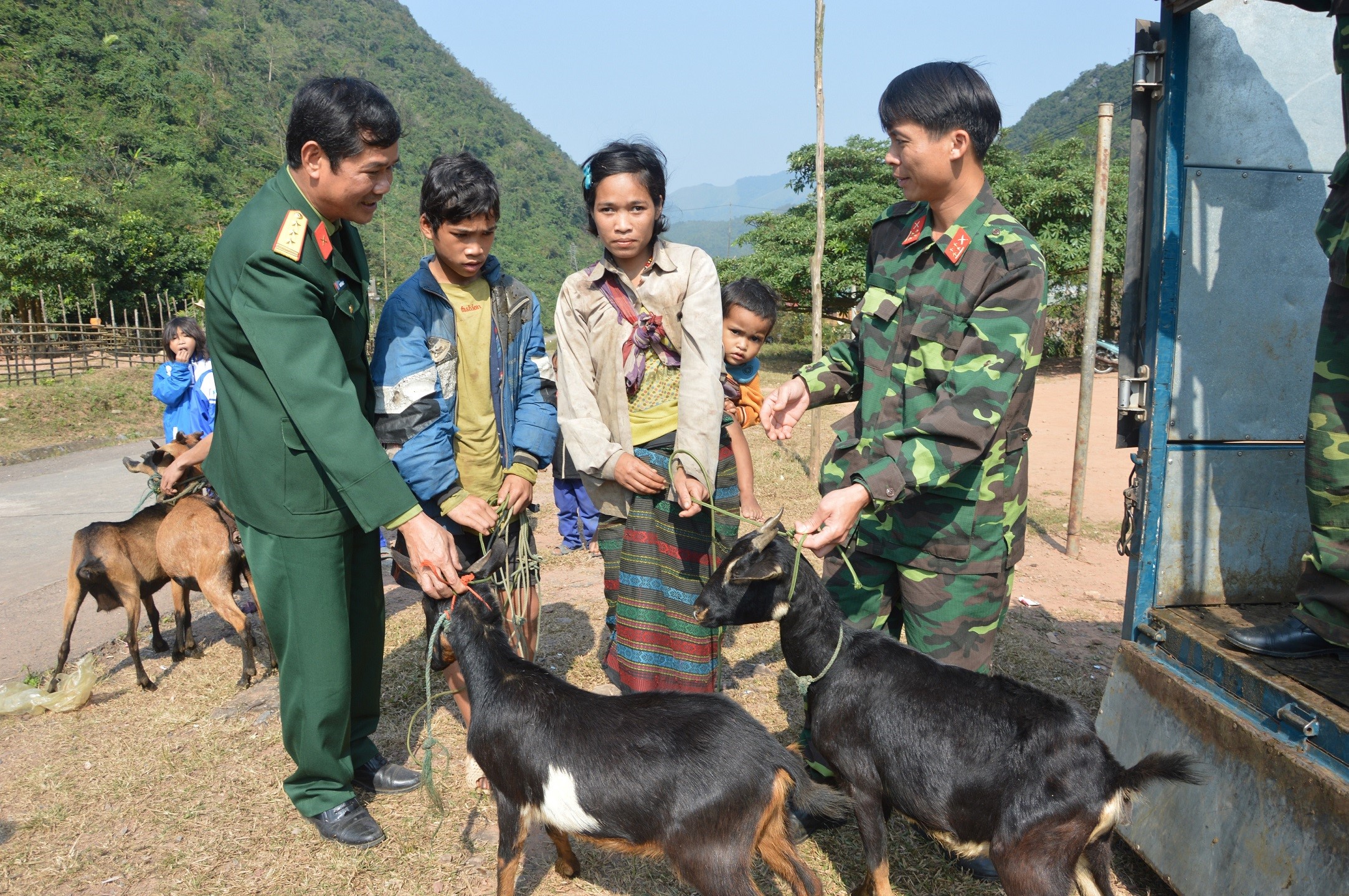 Quân dân đoàn kết đẩy lùi đói nghèo