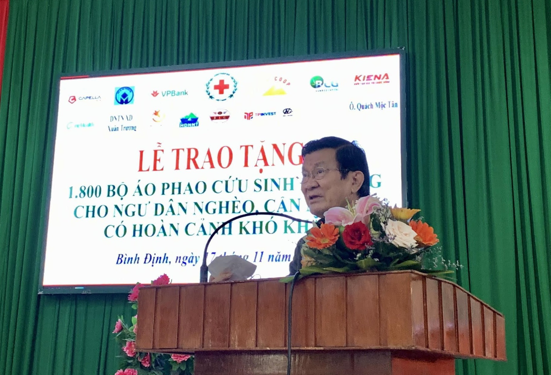 Nguyên Chủ tịch nước Trương Tấn Sang tặng bộ áo phao cứu sinh đa năng cho ngư dân Bình Định