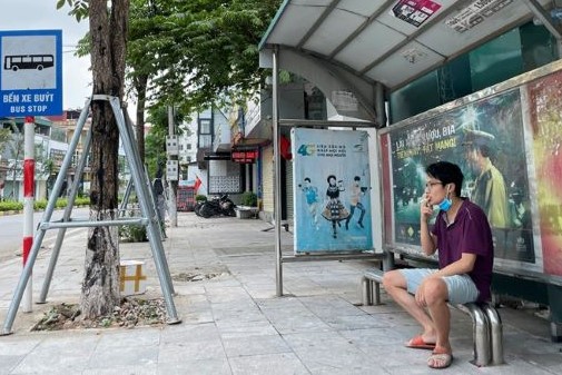 Khó khăn trong xử phạt hành vi hút thuốc lá nơi công cộng