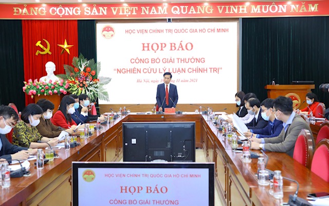 Tôn vinh các nhà khoa học có nhiều đóng góp trong nghiên cứu lý luận chính trị