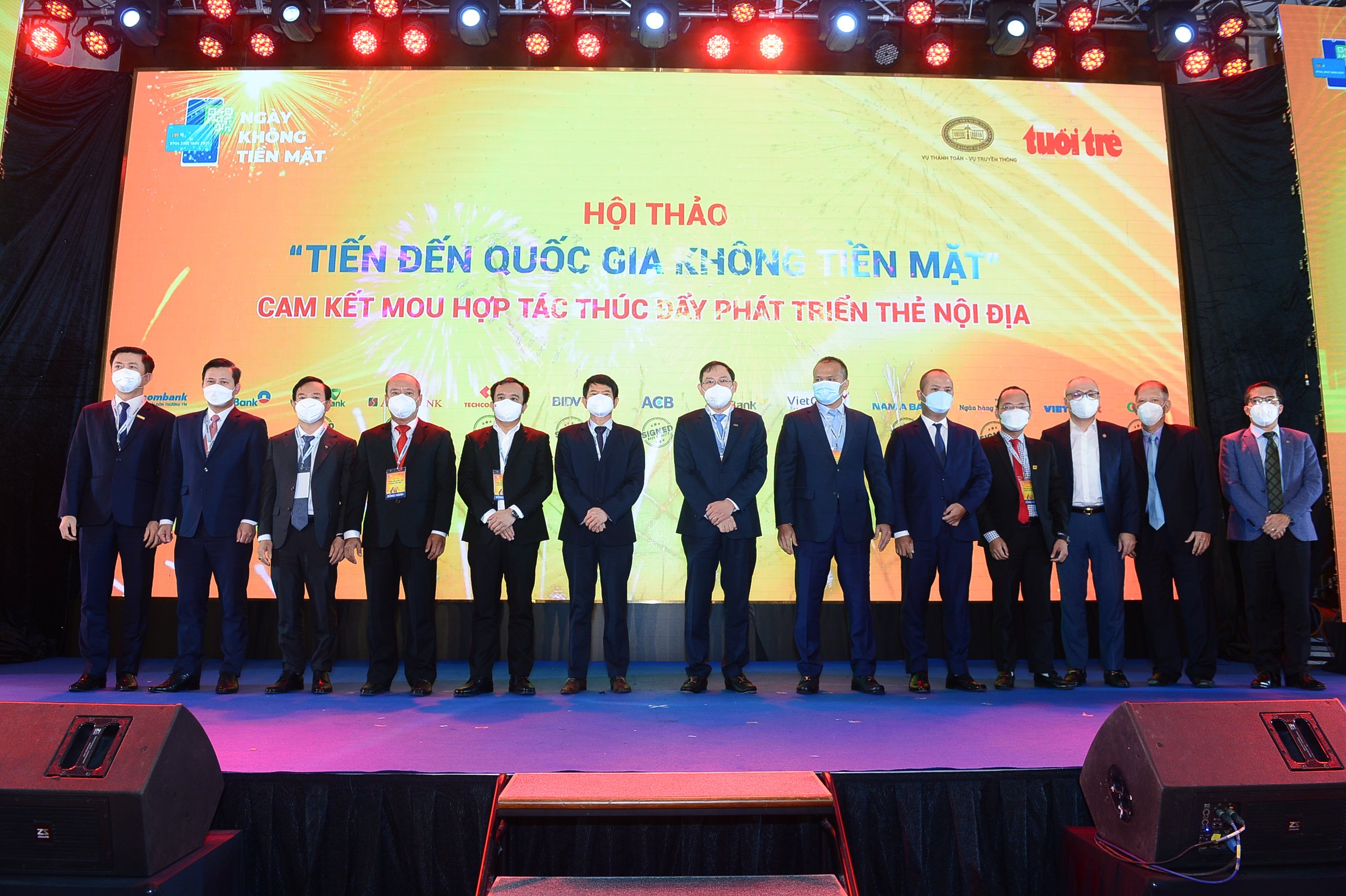 NAPAS và 13 ngân hàng ký thỏa thuận hợp tác triển khai thúc đẩy thẻ tín dụng nội địa