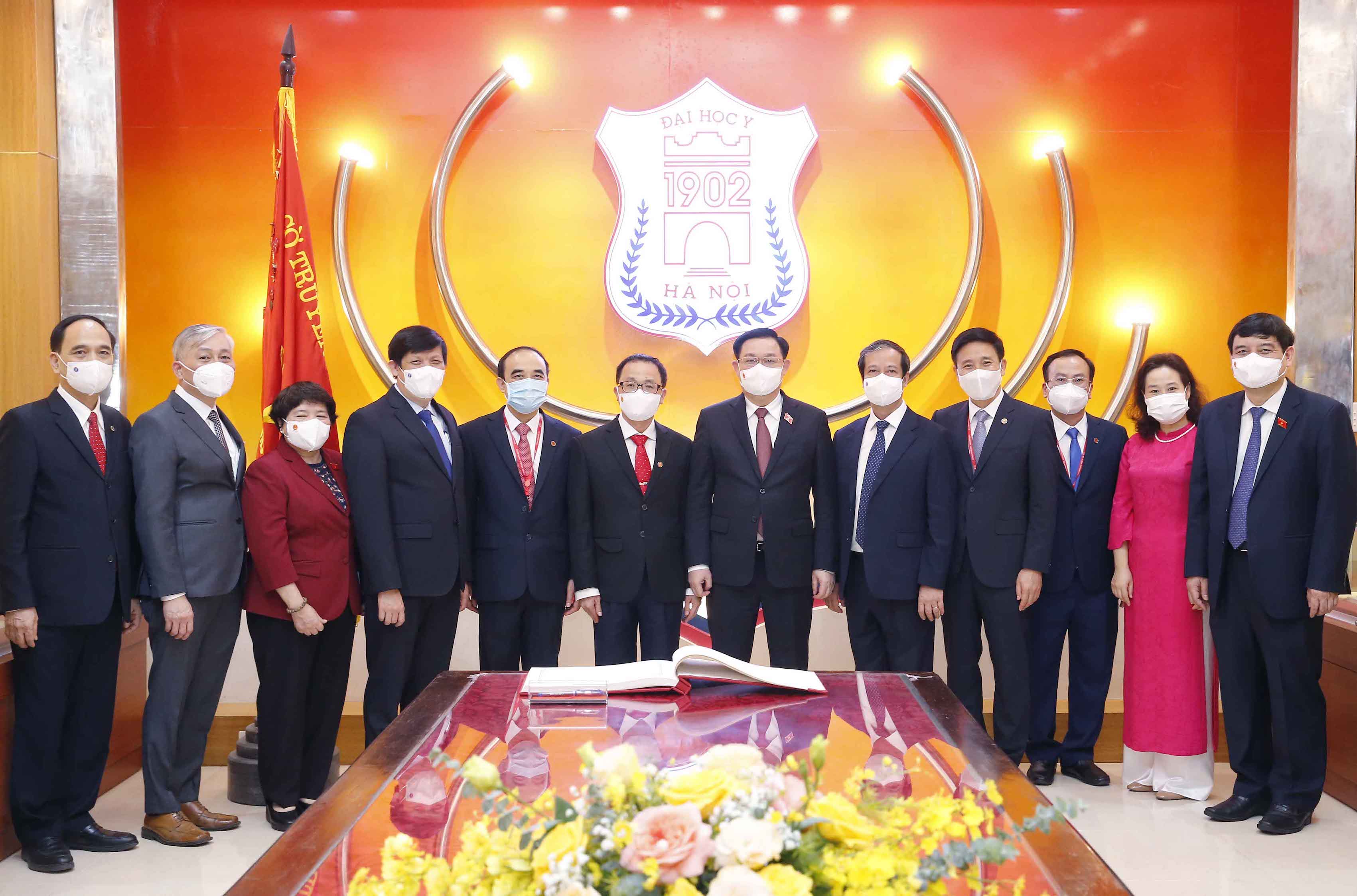 Chủ tịch Quốc hội dự Lễ khai giảng năm học mới của Trường Đại học Y Hà Nội