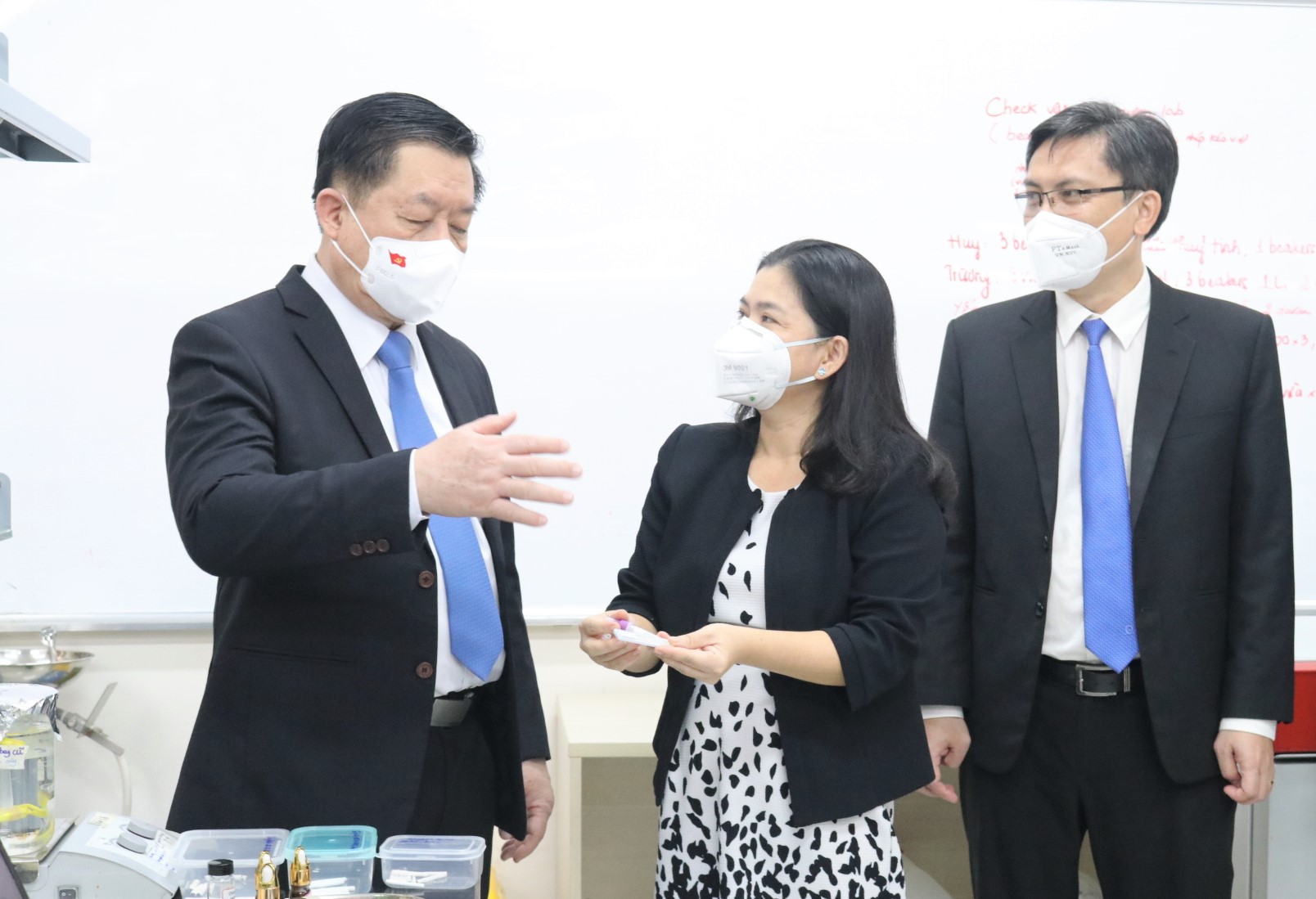 Trưởng Ban Tuyên giáo Trung ương thăm, chúc mừng Đại học Quốc gia TP Hồ Chí Minh